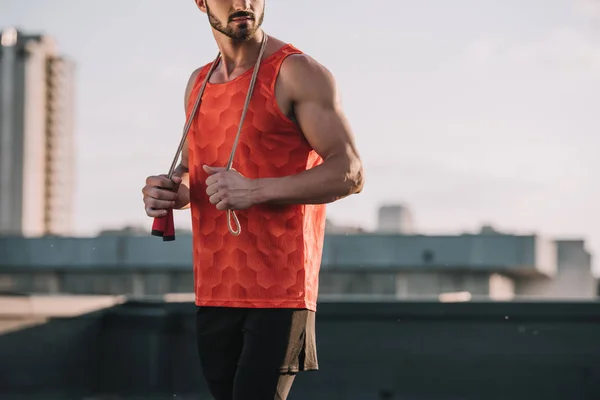 Imagen Recortada Deportista Con Cuerda Salto Cuello Pie Techo — Foto de Stock