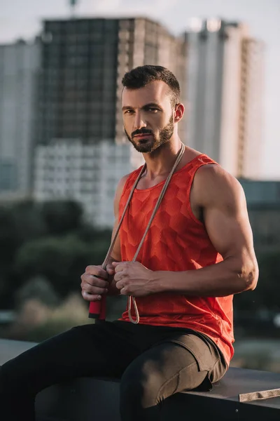 Deportista Serio Con Saltar Cuerda Cuello Sentado Techo Mirando Cámara — Foto de Stock