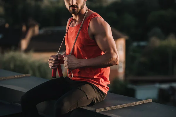 Imagen Recortada Deportista Con Cuerda Salto Cuello Sentado Techo — Foto de stock gratis