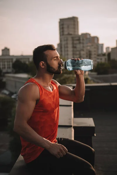 Side View Handsome Sportsman Drinking Water Roof — Free Stock Photo