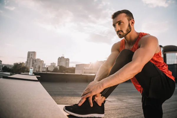 Schöner Sportler Der Bei Sonnenuntergang Die Beine Auf Dem Dach — Stockfoto
