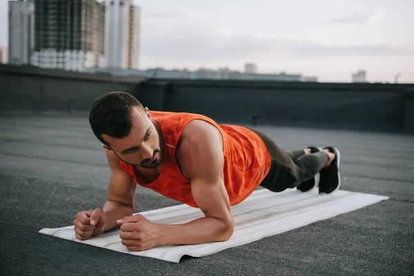 Yakışıklı Sporcu Tahta Yoga Mat Çatıda Yapıyor — Stok fotoğraf