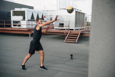 yakışıklı sporcu sağlık topu çatıda yakalamak