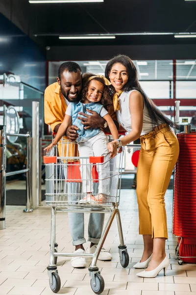 Feliz Joven Afroamericano Pareja Con Pequeña Hija Pie Carrito Compras —  Fotos de Stock