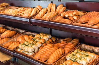 seçici odak, fırından yeni çıkmış hipermarket pasta bölümü içinde çeşitli ekmek