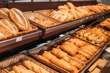 seçici odak, fırından yeni çıkmış hamur işleri bölümü süpermarket çeşitli ekmek