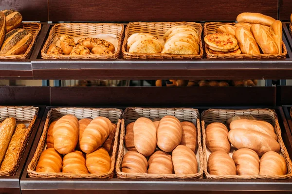 Vers Gebakken Brood Van Verschillende Gebak Departement Van Supermarkt — Stockfoto