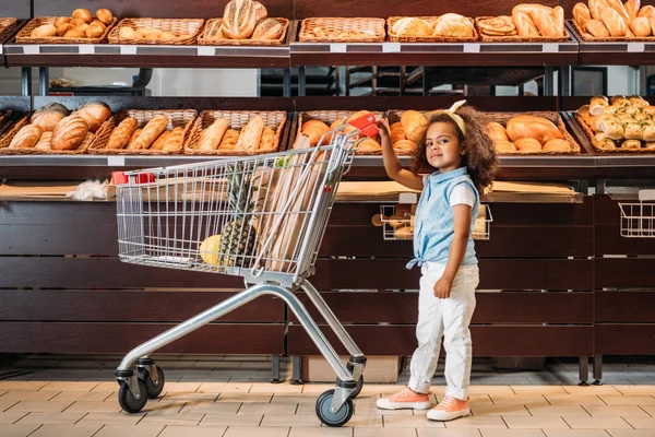 Pequeño Niño Afroamericano Pie Con Carrito Compras Tienda Comestibles — Foto de Stock