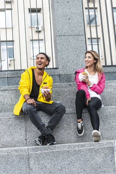 Feliz Joven Pareja Multicultural Comiendo Hamburguesas Calle Ciudad — Foto de Stock