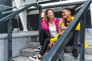 kahve içme şehir sokak basketbol topu ile genç mutlu çok kültürlü çift