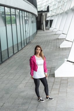 çekici Asya şık kadın dansçı kentsel Caddesinde duran yüksek açılı görünüş