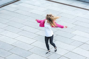 şehir sokak genç şık kadın kentsel dansçı yüksek açılı görünüş