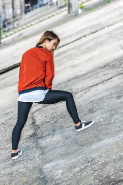 şehir sokak Genç Asyalı şık kadın kentsel dansçı yan görünüm