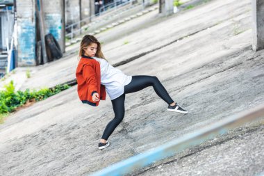 şehir sokak Genç Asyalı şık kadın kentsel dansçı