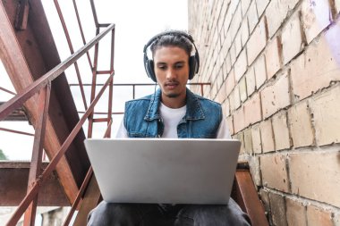 karışık yarış erkek serbest meslek ile laptop Sokağı'nda çalışma kulaklık yoğunlaştı