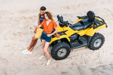 selfie çölde alarak Atv ile güzel genç çiftin yüksek açılı görünüş
