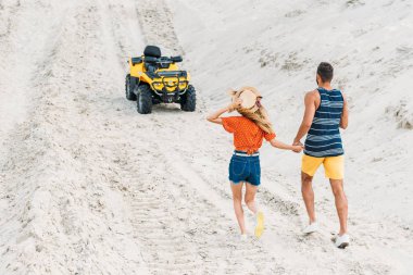 Dikiz genç çift tarafından kumlu dune Atv için gidiş