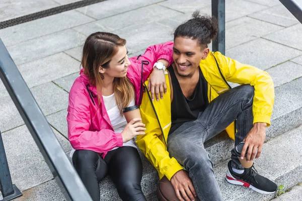 快乐的多文化情侣与球篮球喝咖啡在城市街道 — 图库照片