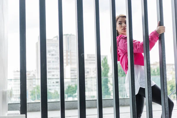 Atraente Elegante Asiático Mulher Perto Metal Cerca Olhando Para Longe — Fotografia de Stock