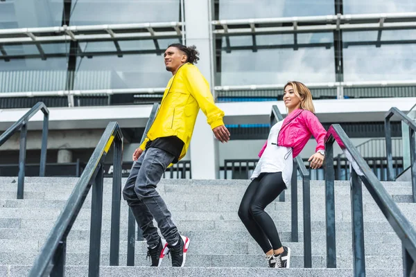 Vue Angle Bas Jeunes Couples Multiethniques Dansant Dans Les Escaliers — Photo