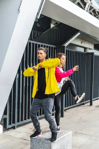 Selective Focus Young Multiethnic Couple Dancing City Street — Free Stock Photo