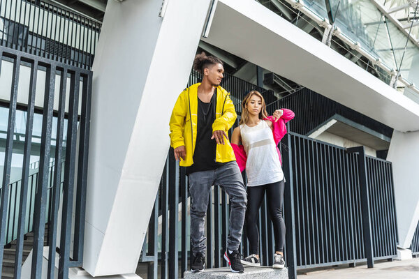 молодые мультиэтнические пары танцуют на городской улице
