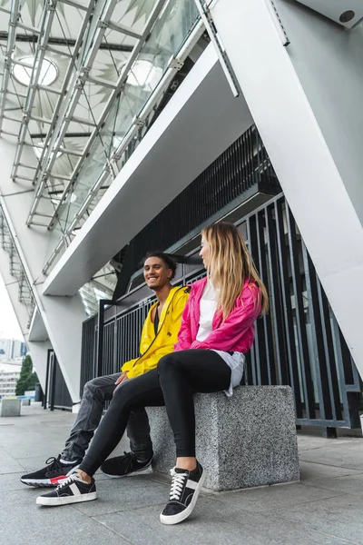 Feliz Jovem Casal Multiétnico Sentado Rua Urbana — Fotografia de Stock Grátis