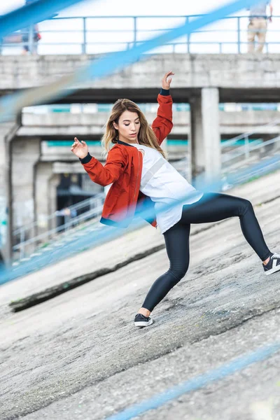 Selettivo Fuoco Giovani Asiatico Elegante Donna Urbano Ballerino Danza Città — Foto Stock