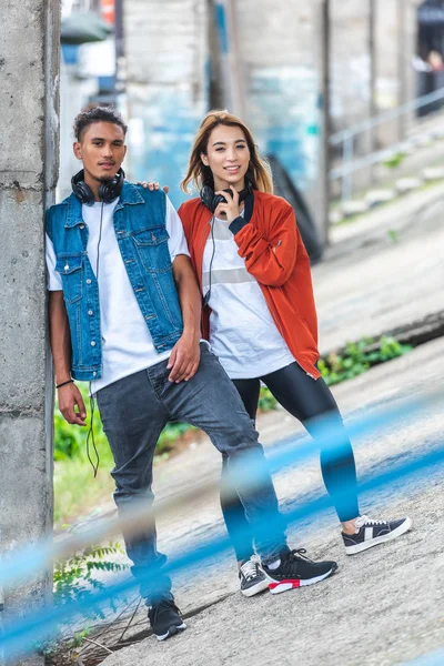 Young Multicultural Couple Headphones Standing City Street — Free Stock Photo