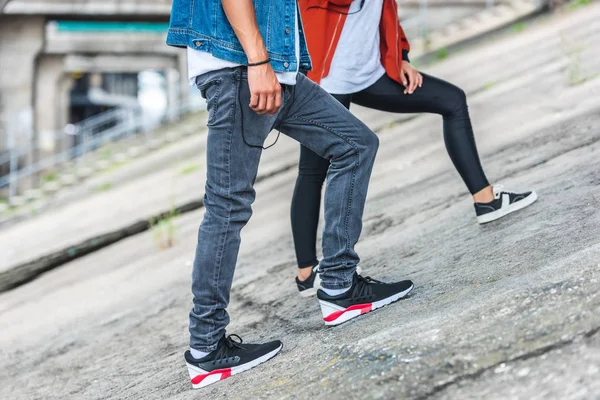 街市でスタイリッシュな若いカップルの立っている画像をトリミング — ストック写真