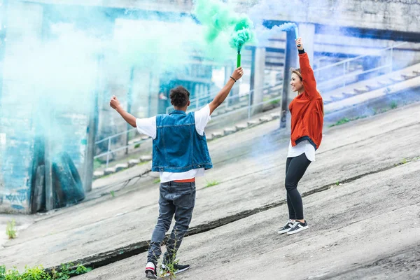 Happy Couple Holding Colorful Smoke Bombs City Street — Stock Photo, Image