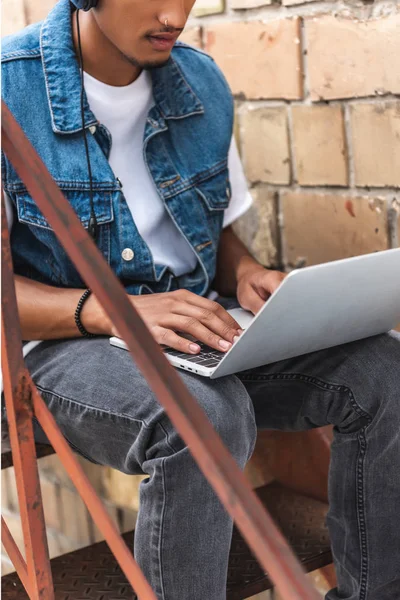 Περικομμένη Εικόνα Αρσενικό Freelancer Που Εργάζονται Laptop Στο Δρόμο — Δωρεάν Φωτογραφία