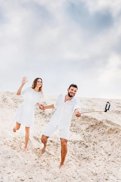 Playful Young Couple Taking Selfie Monopod Smartphone Desert — Stock Photo, Image