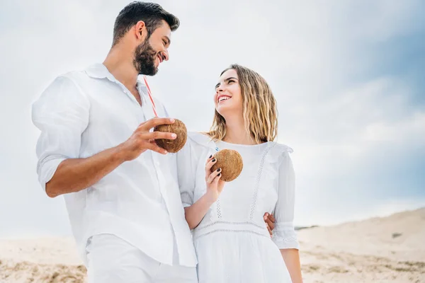 Belo Jovem Casal Branco Com Coquetéis Coco Olhando Para Outro — Fotografia de Stock