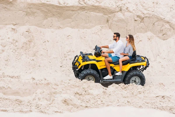 Sonriente Joven Pareja Montando Todo Terreno Vehículo Desierto —  Fotos de Stock