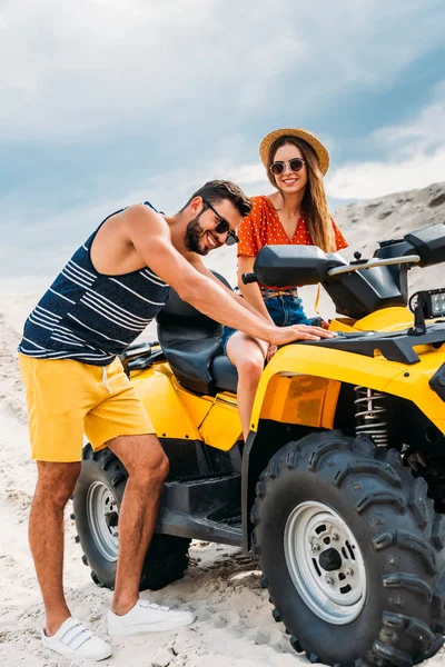 Joven Guapo Empujando Atv Con Novia Quedó Atrapado Desierto — Foto de stock gratis