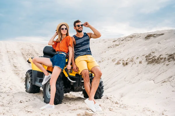 Heureux Jeune Couple Penché Arrière Sur Vtt Dans Désert — Photo