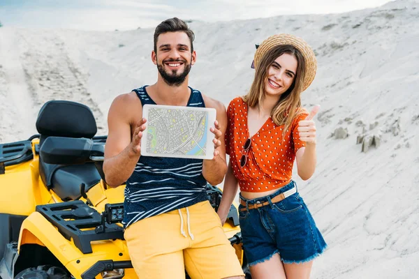 Heureux Jeune Couple Avec Vtt Montrant Tablette Numérique Avec Carte — Photo