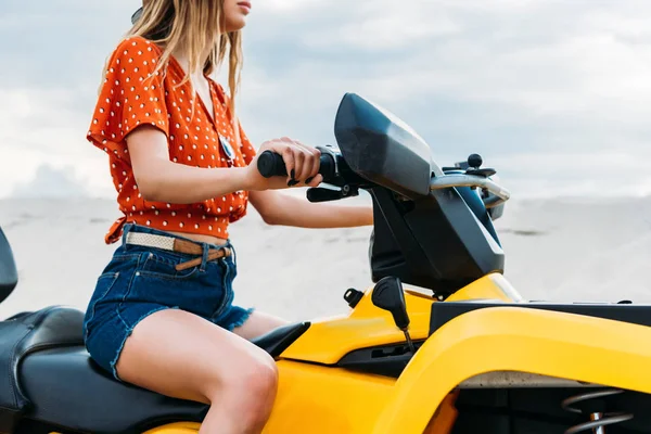 Bijgesneden Schot Van Jonge Vrouw Zittend All Terrain Voertuig — Stockfoto