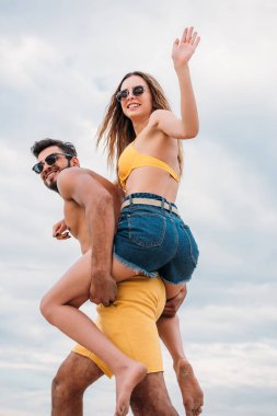 güzel genç kadının erkek sırt üstü piggybacking alttan görünüm