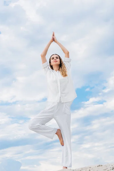 Genç Kadın Pratik Yoga Ağaç Poz Kumul Üzerinde Dururken Uygun — Stok fotoğraf