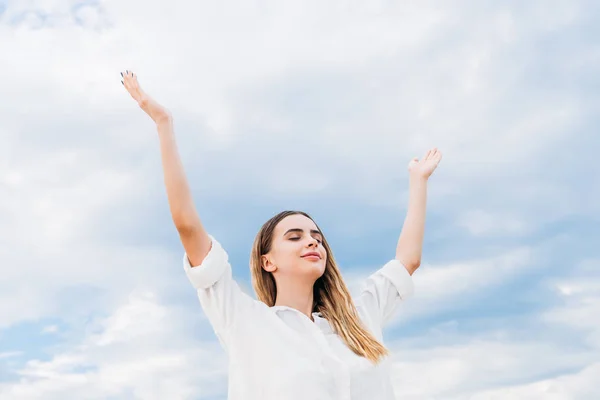 Bella Giovane Donna Meditando Con Mani Alzate Davanti Cielo Nuvoloso — Foto Stock