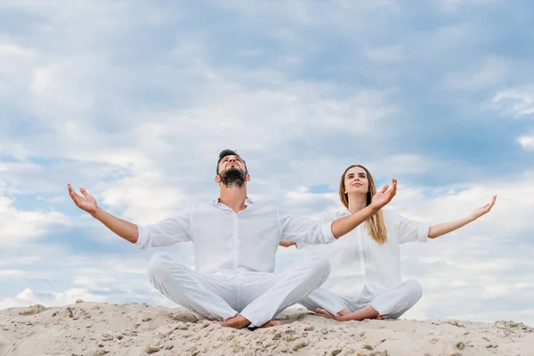Junges Paar Meditiert Auf Yogi Während Auf Einer Sanddüne Lotus — Stockfoto