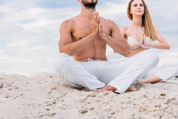 Cropped Shot Young Couple Meditating While Sitting Sandy Dune Lotus — Free Stock Photo