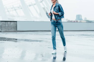 denim ceket ve kot street tarafından çalışan genç kadının kırpılmış atış