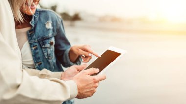 genç çiftin tablet boş ekran ile birlikte kullanarak atış kırpılmış