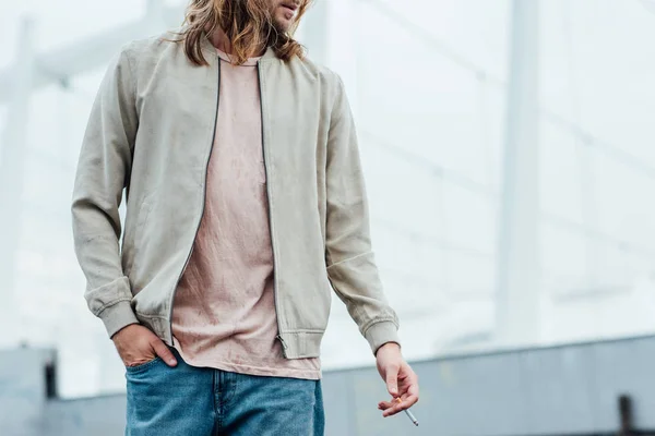 Cropped Shot Stylish Young Man Smoking Cigarette Street Cloudy Day — Free Stock Photo