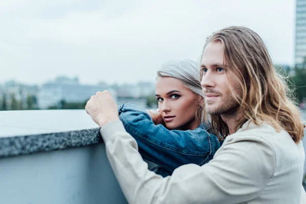 Beautiful Young Couple Standing City Viewpoint Together — Stock Photo, Image