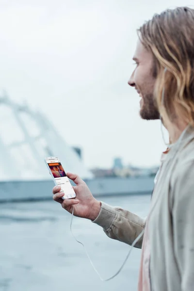 Happy Young Man Using Smartphone Soundcloud App Screen Street — Stock Photo, Image