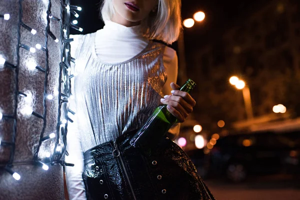 Tiro Recortado Mujer Joven Con Botella Cerveza Calle Por Noche —  Fotos de Stock